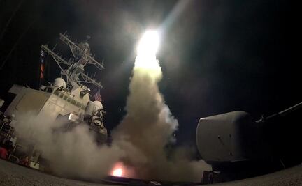 Estados Unidos bombardea objetivos de grupos iraníes en Siria; afirma que ataque es tras agresión a su personal en ese país