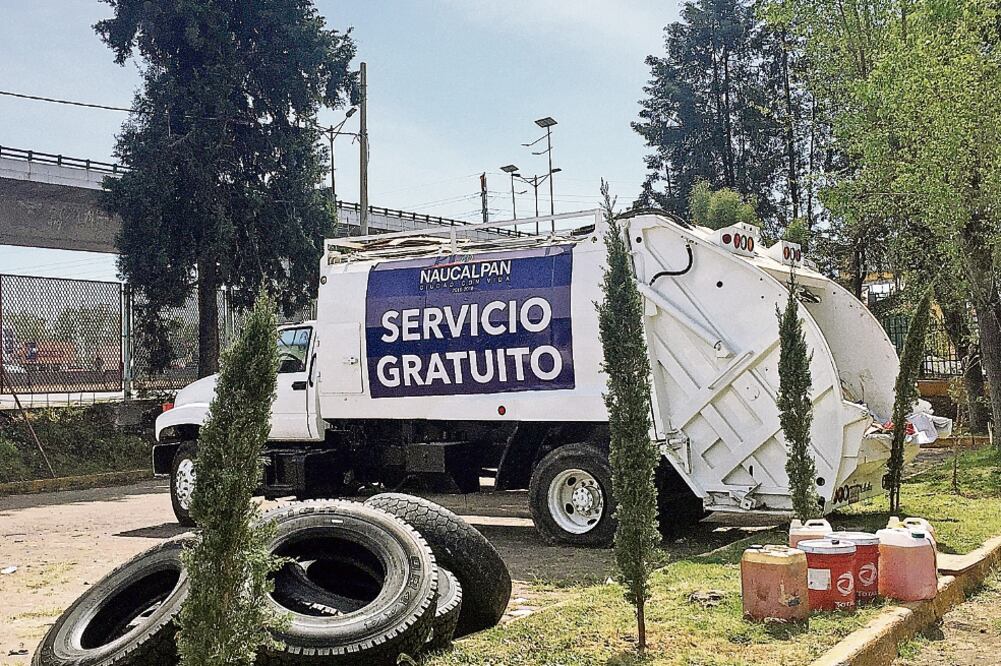 Los camiones de basura permanecen en el estacionamiento del Parque Naucalli. Son operadas por trabajadores provenientes del estado de Guerrero (REBECA JIMÉNEZ. EL UNIVERSAL)