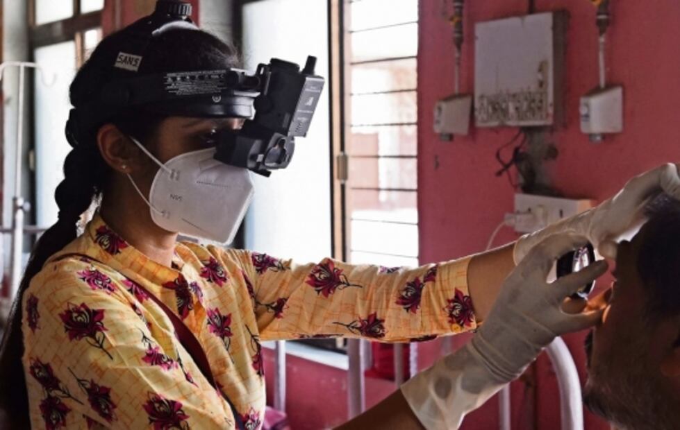 Lo que sabemos del hongo negro, la enfermedad que enfrenta India