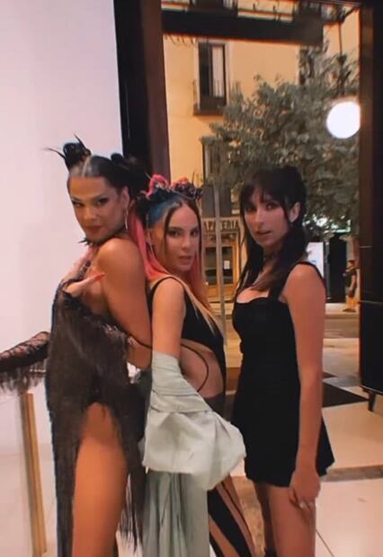Belinda derrocha sensualidad con body transparente y pelo de colores