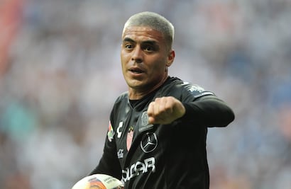 Jugador de Necaxa escupe a aficionados ¿a propósito?