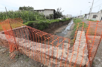 Vecinos de La Magdalena denuncian que continúa el vertido de animales muertos en el río, pese al embovedamiento 
