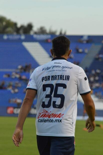 Jugadores de Celaya conmemoran en su uniforme el día de la mujer