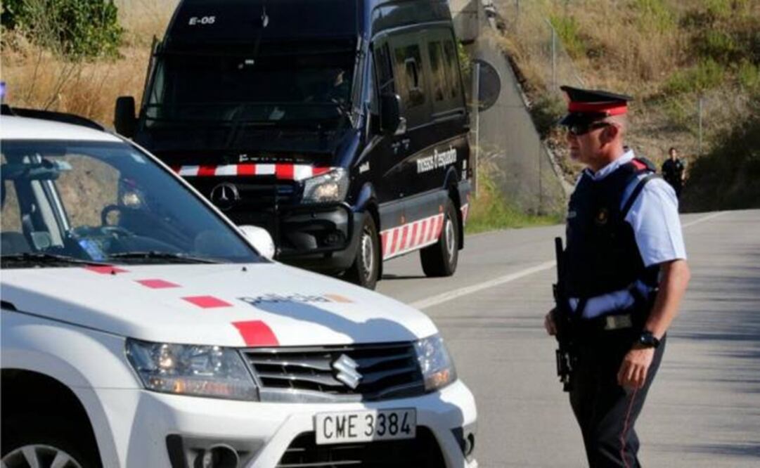 Catalonian Police (Mossos) during the man hunt of alleged van driver of "Las Ramblas" attack - Photo: AP