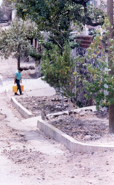 Las palabras del militante priísta no eran una exageración. Incluso 15 años tras el comienzo de la operación del Cutzamala, al menos 25 colonias de Tlalpan carecían de servicios básicos, por lo que acarrear agua era una necesidad cotidiana. ESPECIAL.