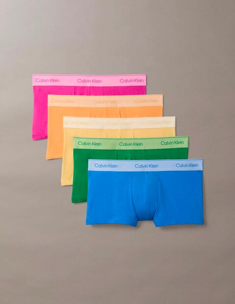 La colección Pride de Calvin Klein presenta prendas con colores del arcoíris. Foto: Instagram @calvinklein