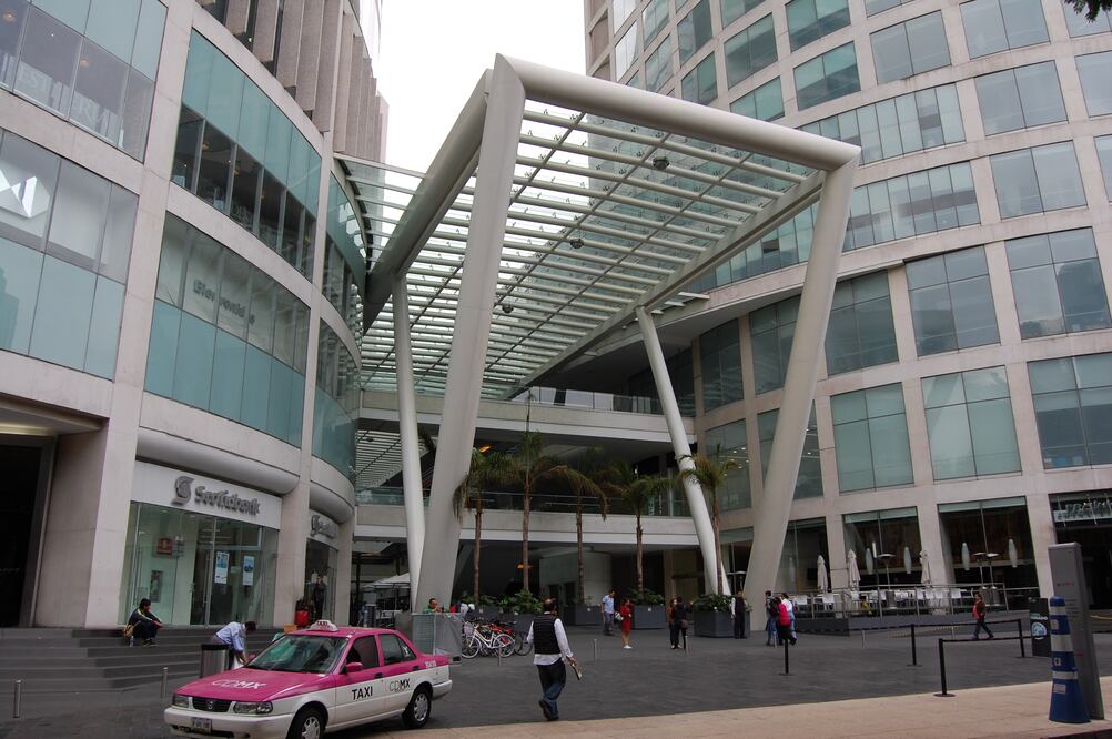 Reforma 222 es un complejo de usos mixtos, conformado por tres edificios