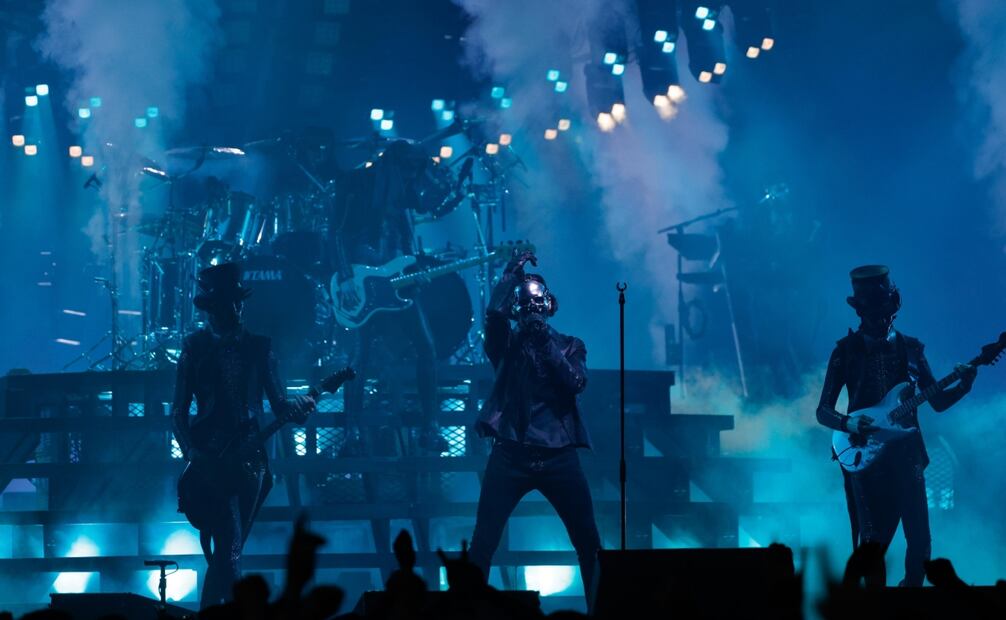 La banda sueca de heavy metal Ghost durante el inicio de su concierto en el palacio de los deportes como parte de su gira mundial Skeletour.  FOTOS: DIEGO SIMÓN SÁNCHEZ