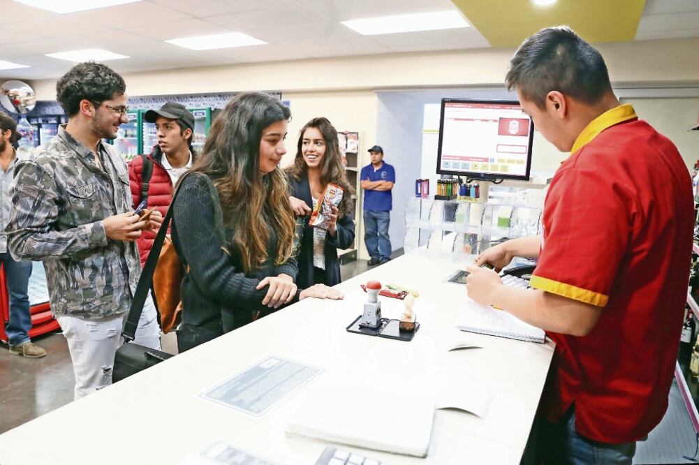 Cooperación, Oxxo colabora con BBVA Bancomer para que sus terminales estén listas para procesar las transacciones sin contacto, proceso que lleva un avance de 60%.