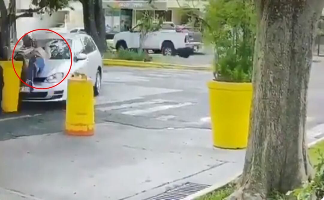 Después de atropellar a su esposa, el hombre se bajó del carro y la apuñaló en varias ocasiones. Foto: Captura de video