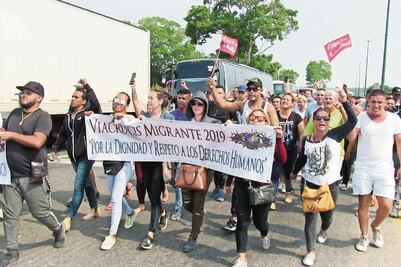 Frenan caravana de migrantes cubanos