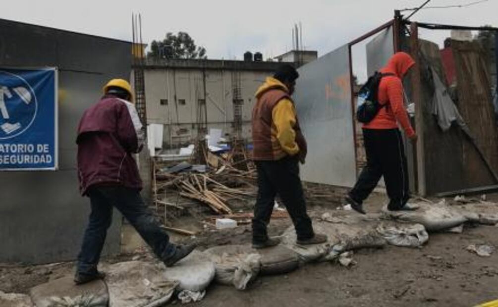 Desbordamiento de Emisor Poniente deja atrapados a vecinos de Tlalnepantla