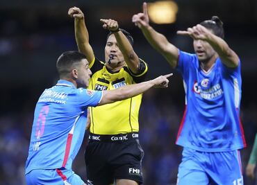 Con polémica arbitral, Cruz Azul avanza a la Liguilla tras vencer al León