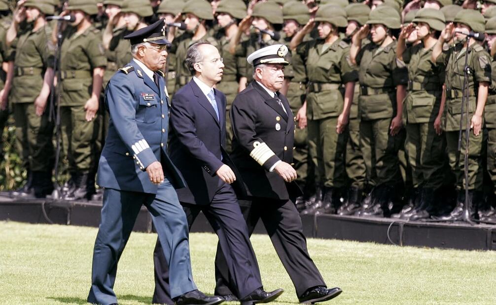 Felipe Calderón en Campo Marte, para la presentación de las Fuerzas Armadas, 2006. El desfile militar ya desapareció de las investiduras presidenciales. Foto: AP.