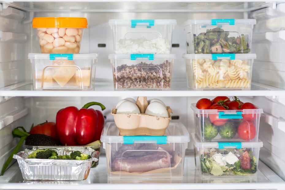 La acumulación de residuos en el refrigerador puede crear un ambiente para el crecimiento de moho y bacterias. Foto: Freepik