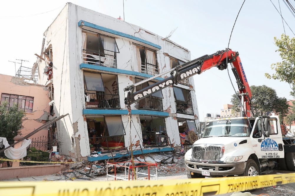 Vecinos del inmueble de Saratoga 714, en la colonia Portales, en Benito Juárez, pudieron rescatar algunas pertenencias con ayuda de autoridades (IRVIN OLIVARES. EL UNIVERSAL)