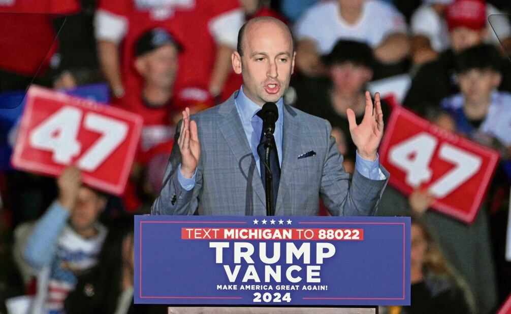 El asesor político Stephen Miller habla en un mitin del expresidente estadounidense Donald Trump en el Suburban Collection Showplace en Novi, Michigan, el 26 de octubre pasado. Foto: Drew Angerer / AFP)