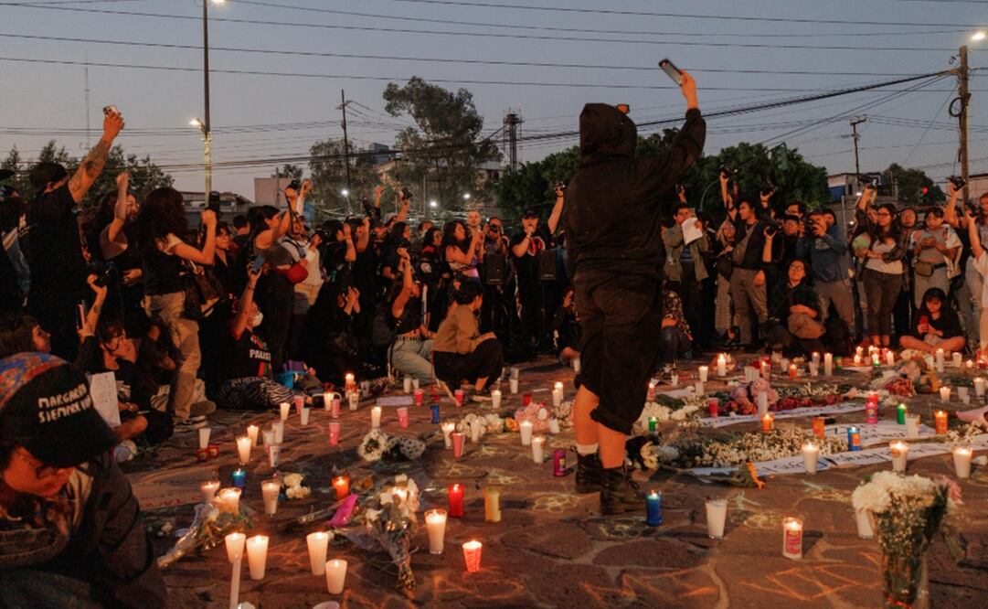 Durante el homenaje a Berenice Giles y Miguel Hernández, fotógrafos levantaron sus cámaras en su nombre. Foto: Yaretzy M. Osnaya/ EL UNIVERSAL.
