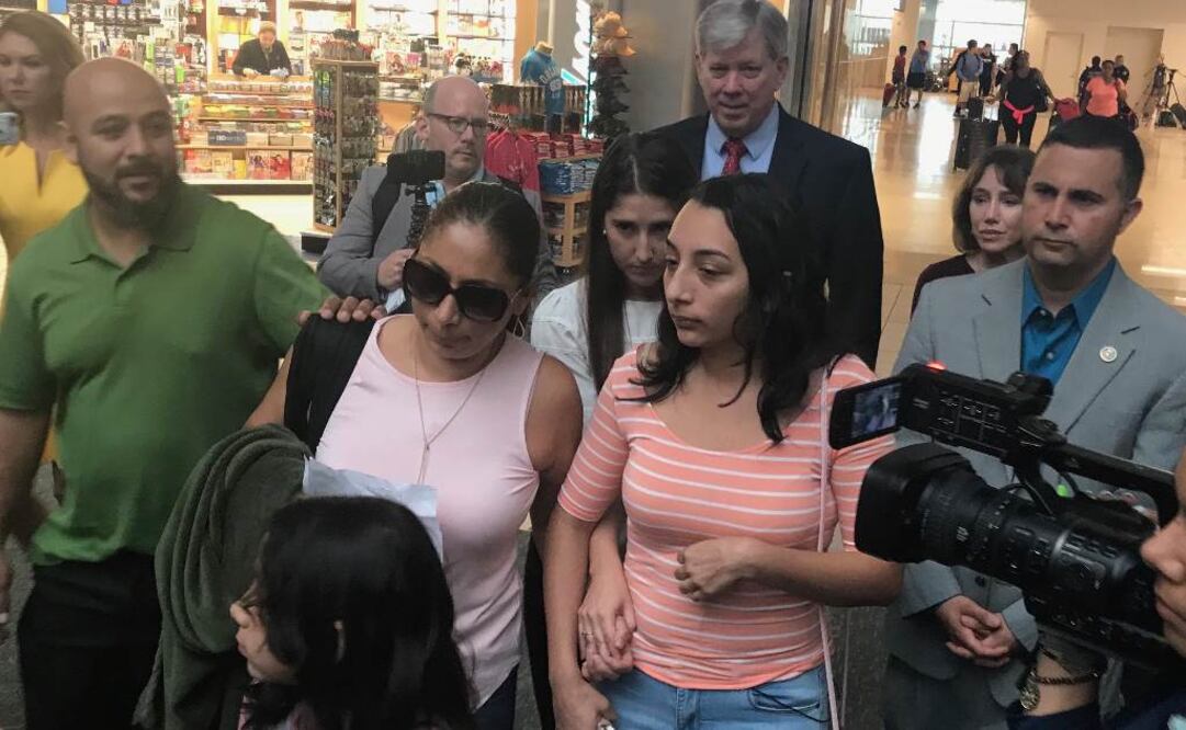 Alejandra Juárez, esposa de un veterano de la Armada y madre de dos hijas estadounidenses, llega al aeropuerto junto a su familia. Foto: EFE
