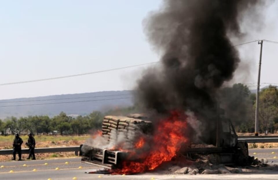 De nuevo, reportan bloqueos con autos incendiados en Guanajuato