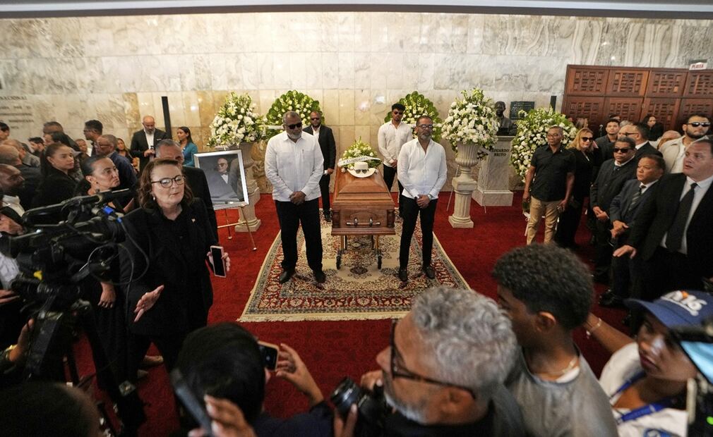 Dolientes asisten al velatorio del merenguero Rubby Pérez, quien falleció tras el derrumbe del techo de la discoteca Jet Set, en el Teatro Nacional de Santo Domingo, República Dominicana, el 10 de abril de 2025. Foto: AFP