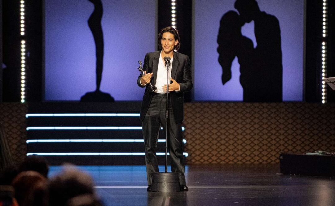 El protagonista de "La sociedad de la nieve" se llevó a casa el premio a mejor interpretación masculina. Foto: Cortesía Premios Latino.