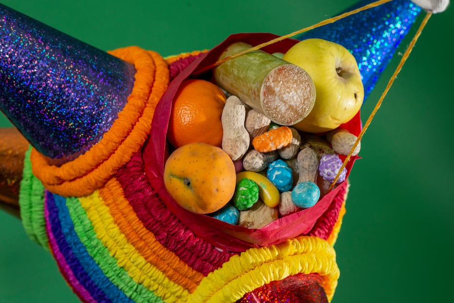 Piñata con frutas y colaciones. Foto: Esteban Torreblanca/EL UNIVERSAL