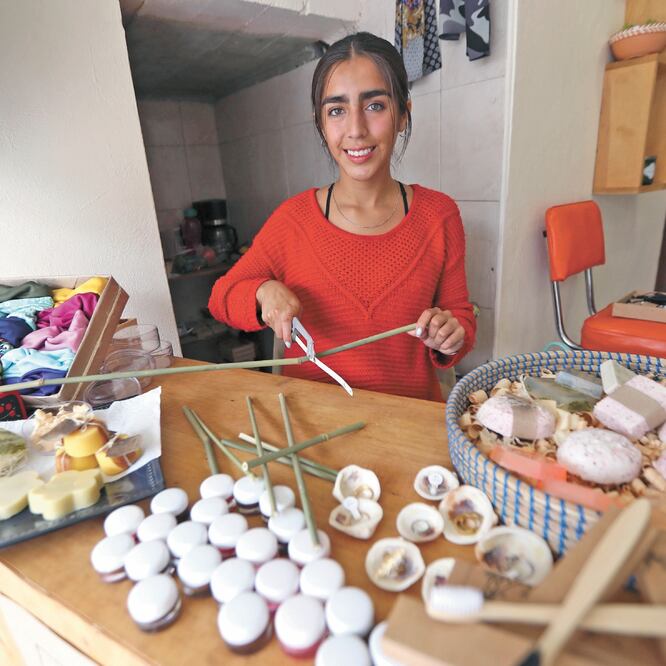 Karen Renaud Maya cursó en Metepec un taller en el que se dio cuenta de lo fácil que es elaborar productos. En su negocio se ofertan pastas de dientes y shampoo en crema que no rebasan los 75 pesos y duran hasta dos meses. JORGE ALVARADO. EL UNIVERSAL