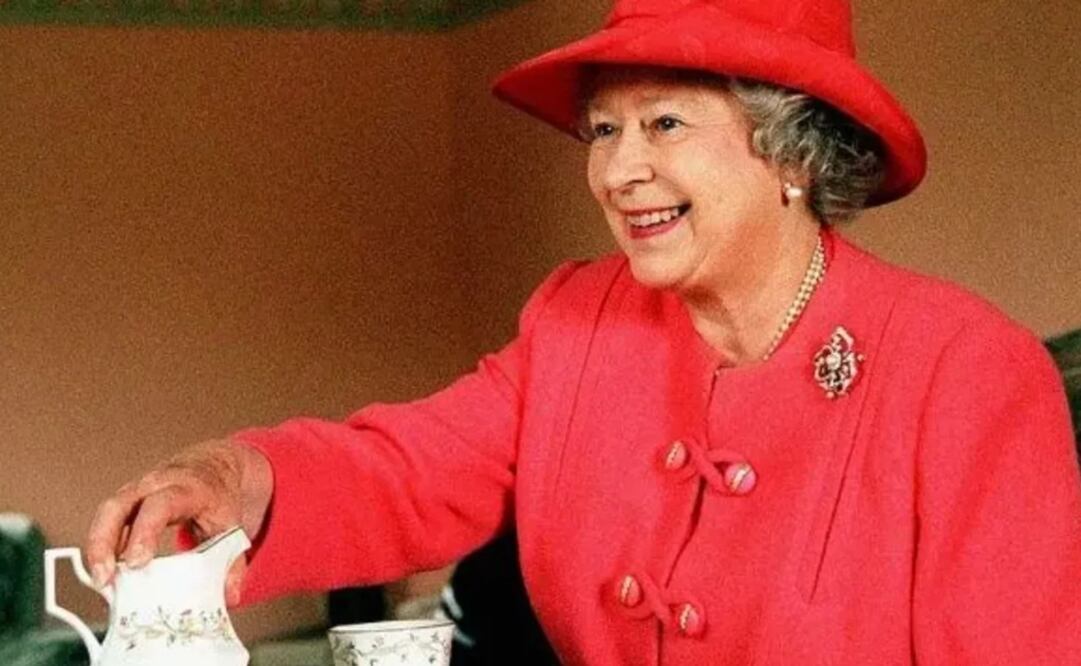 Al igual que los demás miembros de la familia real británica, Isabel II disfruta de la hora del té. Foto: David Cheskin/PA Wire