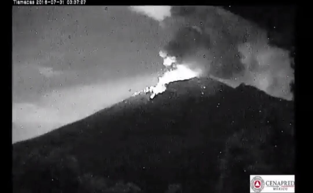 Emisión de fragmentos incandescentes del Popocatépetl. (FOTO: tomada de video)