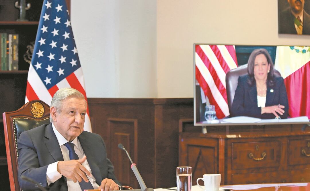 El presidente Andrés Manuel López Obrador, durante el encuentro virtual con la vicepresidenta de Estados Unidos, Kamala Harris, quien visitará México el próximo 8 de junio, cuando se prevee formalizar los acuerdos binacionales. Foto: EFE