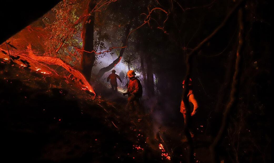 Imagen del incendio forestal en Tepoztlán que incrementó su intensidad debido a los fuertes vientos, el jueves 10 de abril de 2025, lo que provoca que la columna de humo se extienda hasta la zona metropolitana de Cuernavaca. Foto: cortesía CEPCEM