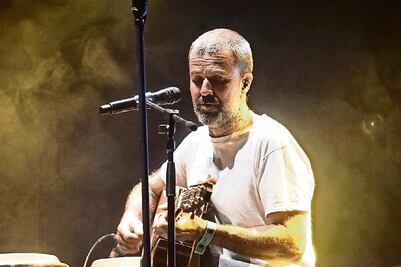 Donés canta, ríe y abraza a fans