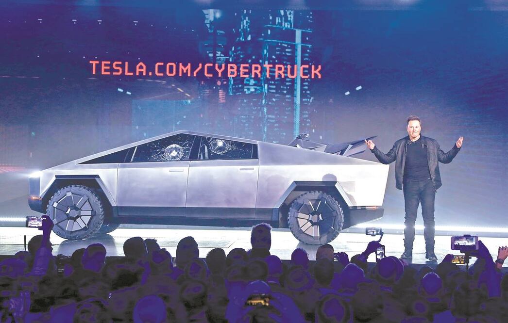 Elon Musk aseguró que las ventanas de la Cybertruck son capaces de resistir una bala de calibre de 9 milímetros, pero cuando personal de Tesla les arrojó una bola de metal, los cristales se resquebrajaron. Foto/RINGO H.W. CHIU. AP