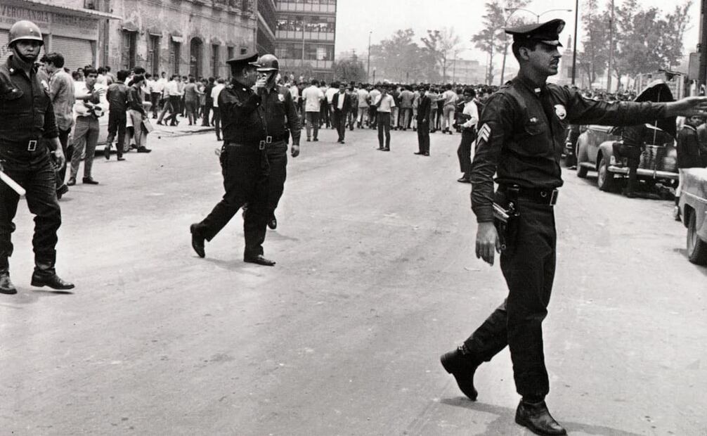 Granaderos y policías después del enfrentamiento con estudiantes en la Plaza de la Ciudadela en el centro del entonces Distrito Federal; su acción fue mínima, pero en la siguiente trifulca todo cambiaría. Foto: Archivo EL UNIVERSAL/Tomada del libro 1968, un archivo inédito.