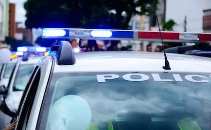 Hombre atropella a peatón y carga parte del cuerpo sobre coche