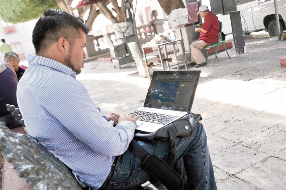 Hace unas semanas el Presidente dijo que si se declara desierta la licitación de la red de fibra de CFE, el Estado se encargará de llevar internet a la población. Foto: ARCHIVO EL UNIVERSAL