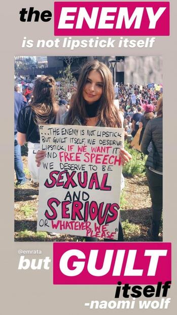 Emily Ratajkowski marcha en contra de la violencia hacia la mujer