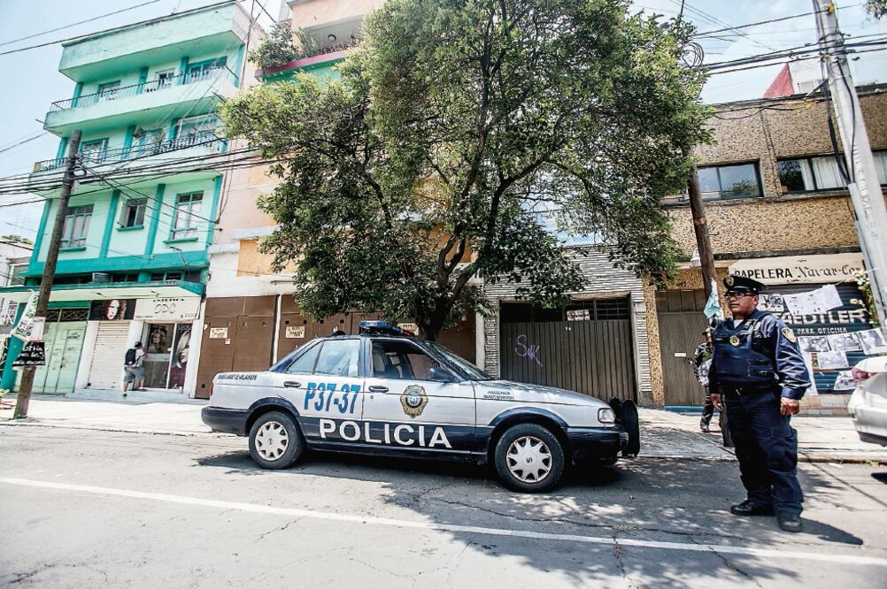 El 31 de julio de 2015 fueron encontrados sin vida los cuerpos de cuatro mujeres y un hombre en un edificio de la calle Luz Saviñón (ARCHIVO EL UNIVERSAL)