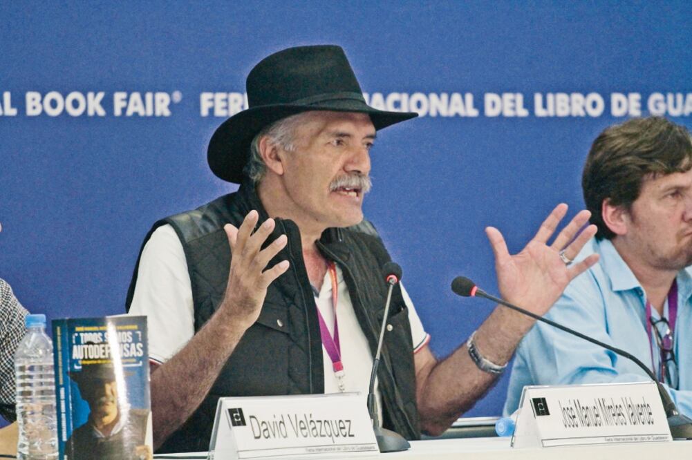José Manuel Mireles Valverde presentó su libro Todos somos Autodefe nsas donde narra la lucha civil armada en Michoacán (ARCHIVO EL UNIVERSAL)