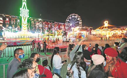 Regresan familias al Zócalo navideño