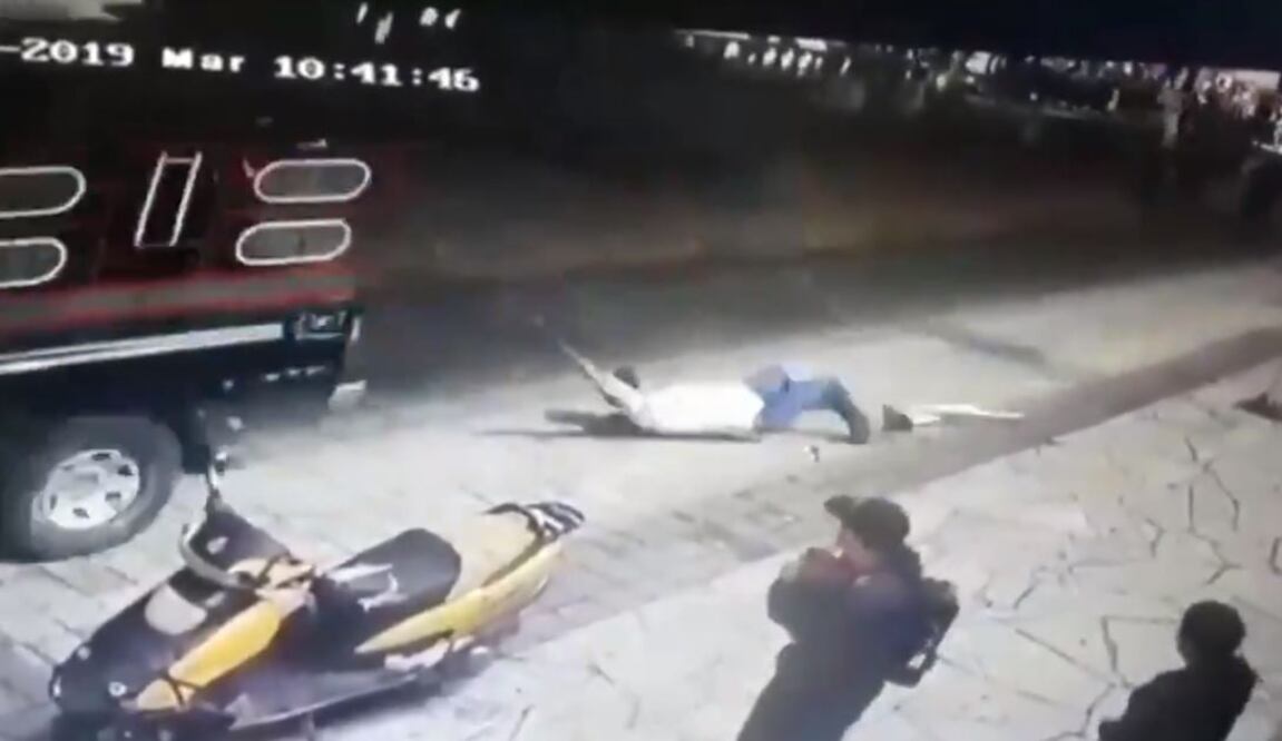 El alcalde fue sacado a golpes de su oficina para luego amarrarlo y arrastrarlo desde una camioneta en movimiento: FOTO: tomada del video