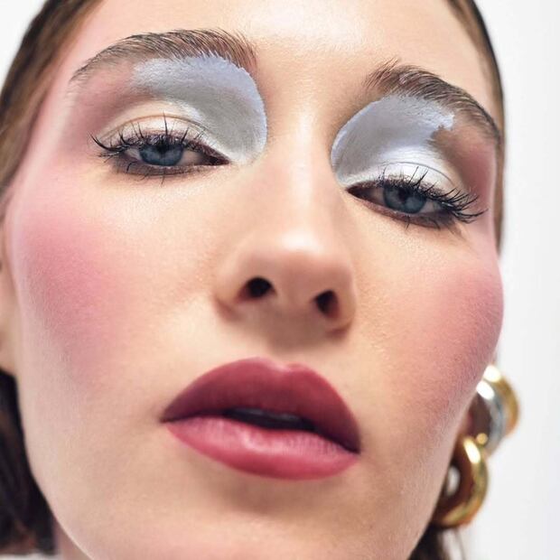 Maquillaje creado por Alberto a la modelo Sofie Flora Meldgaard. Foto: Instagram @aifar (Angélica Pineda)