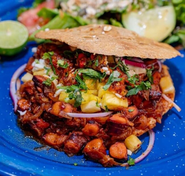 Conoce la marisquería con el trompo de pulpo al pastor
