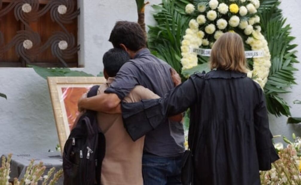 Familia de Francisco Toledo lo despide en un patio lleno de amigos 
