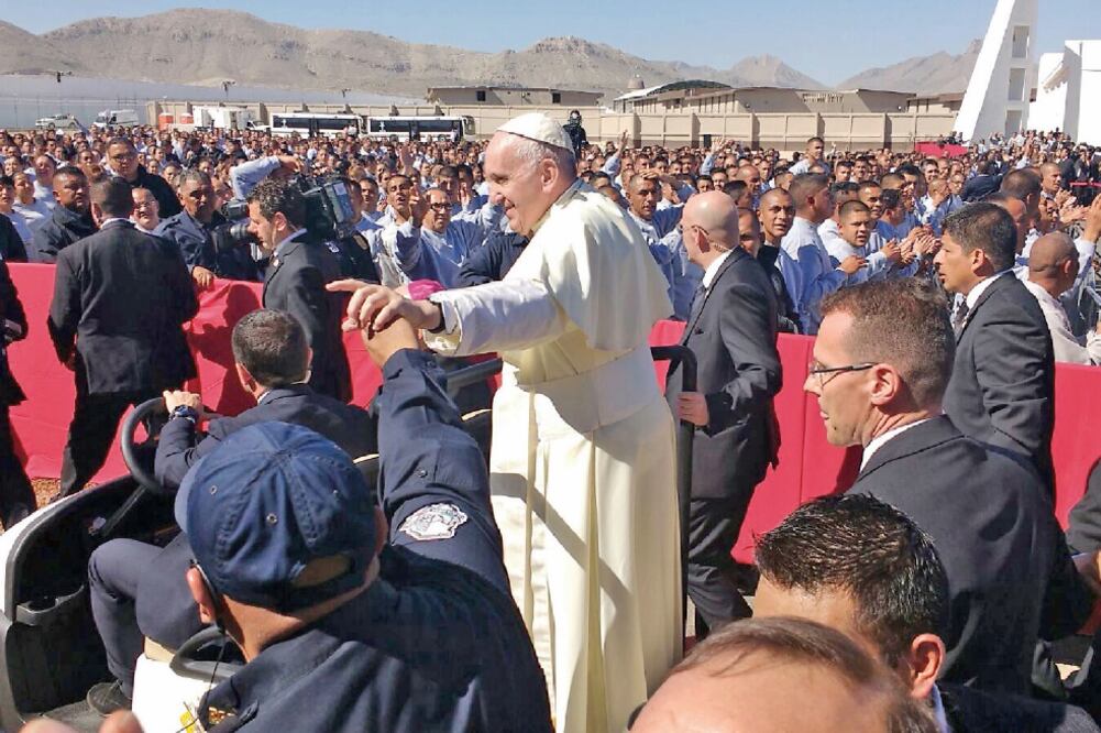 El jerarca católico se acercó a los internos del Centro de Readaptación Social número 3 a bordo de un carro de golf (LUIS ALONSO FIERRO. EL UNIVERSAL)
