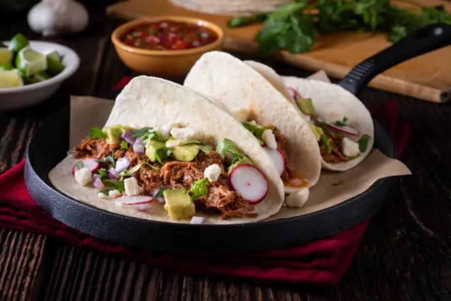 El cabrito al pastor se acompaña con tortillas de harina y frijoles refritos. Foto: Unsplash