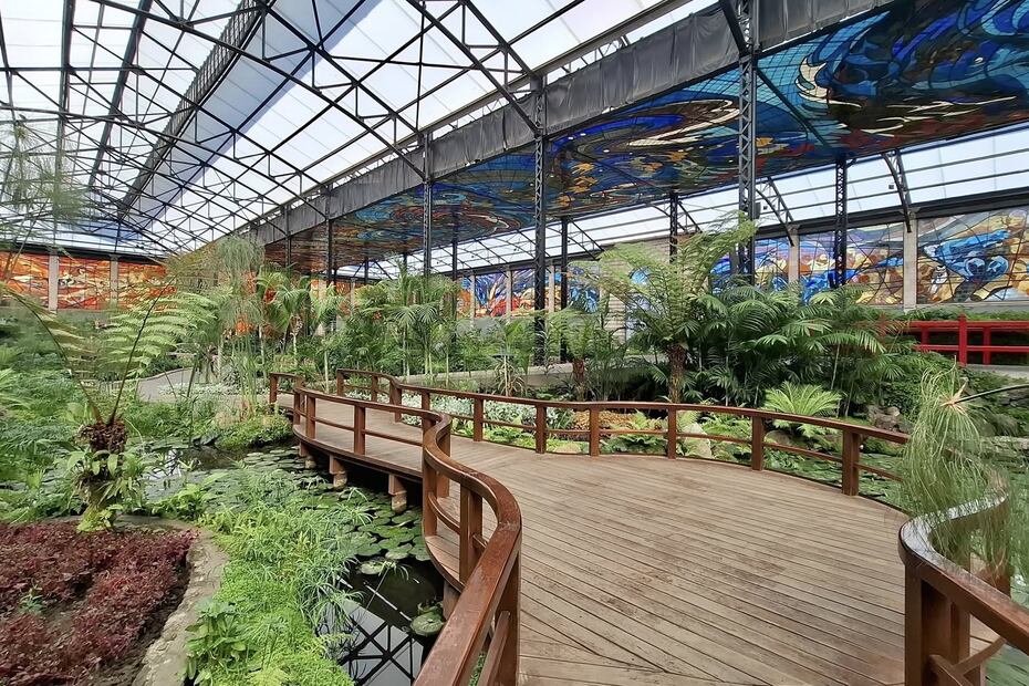 Más de 400 especies vegetales conviven bajo los vitrales monumentales de Leopoldo Flores. Foto: Facebook Cosmovitral Jardín Botánico