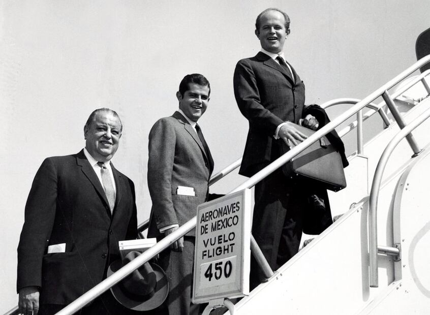 Don Carlos Touyet y sus hijos Carlos y Jorge abordando un avión hacia Madrid, España. 1966. Foto: Archivo El Universal.