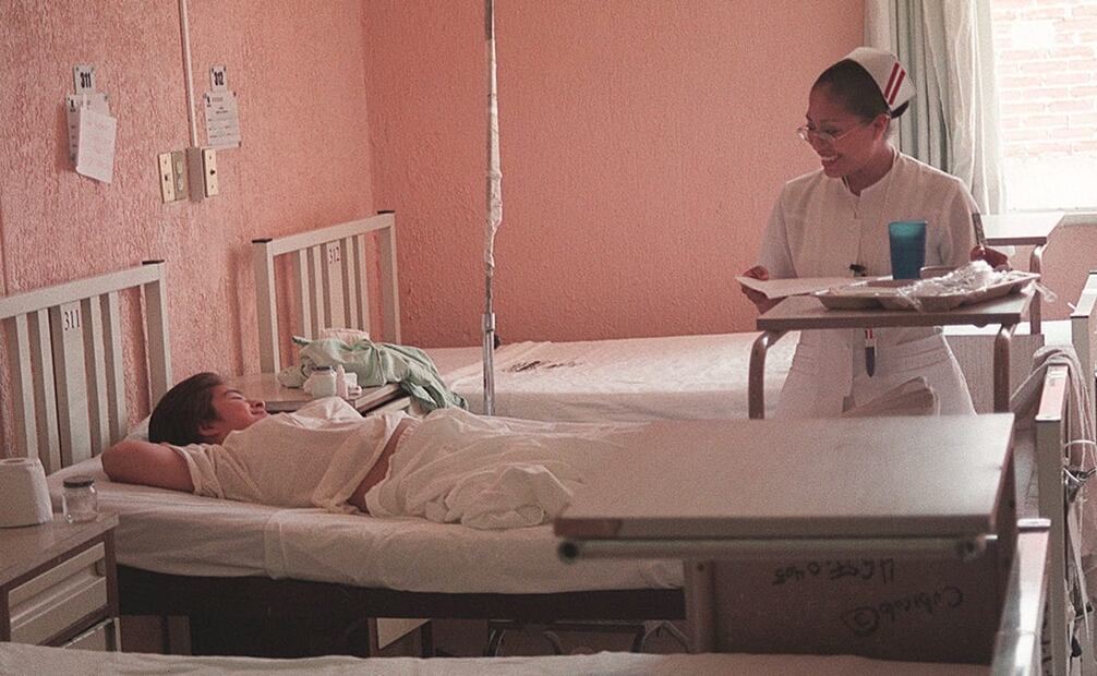 Fotografía de agosto del 2001, sobre la labor de una enfermera en su día a día en el hospital Gregorio Salas Flores, de la Ciudad de México. Foto: Rene Rozáinz/EL UNIVERSAL.